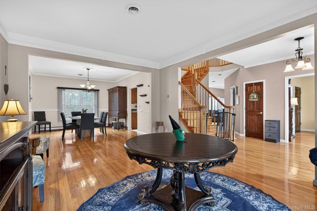 43 Greenwich Ave, Central Valley, NY 10917