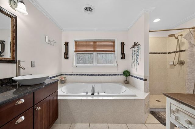 43 Greenwich Ave, Central Valley, NY 10917