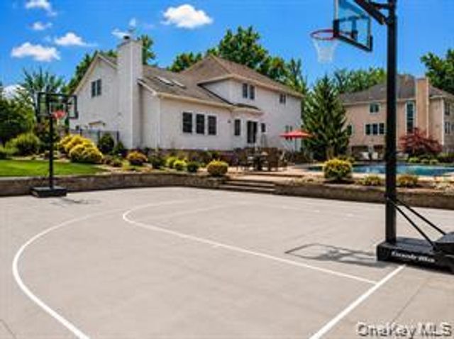 43 Greenwich Ave, Central Valley, NY 10917