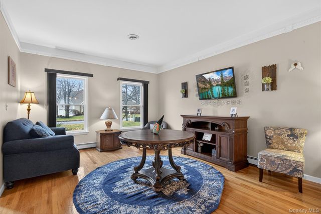 43 Greenwich Ave, Central Valley, NY 10917