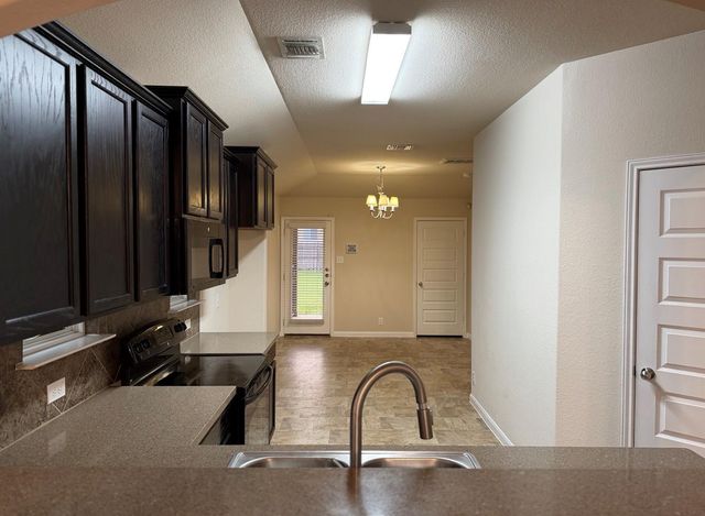 200 McCoy LN, Hutto, TX 78634