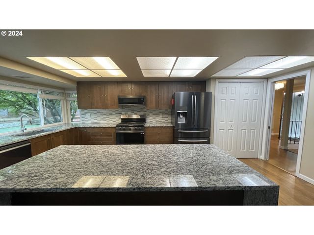 3890 Nw 172ND Pl, Beaverton, OR 97006