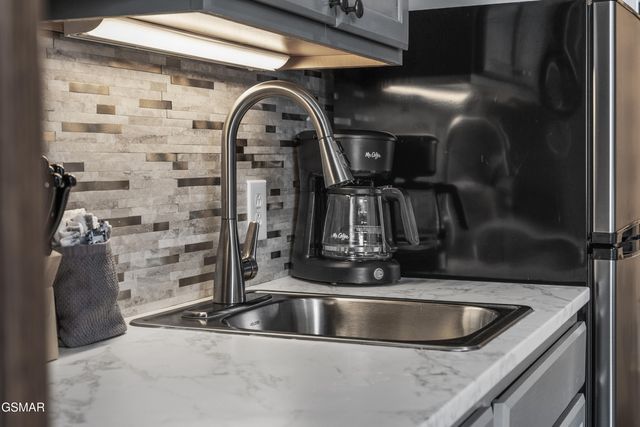 354 E Holly Ridge Road, Gatlinburg, TN 37738