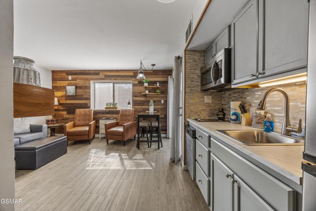 354 E Holly Ridge Road, Gatlinburg, TN 37738