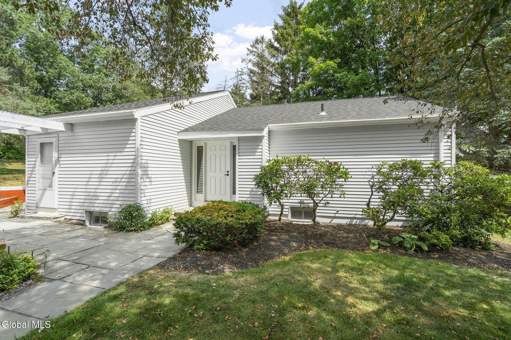 8 Loudonwood East, Albany, NY 12211