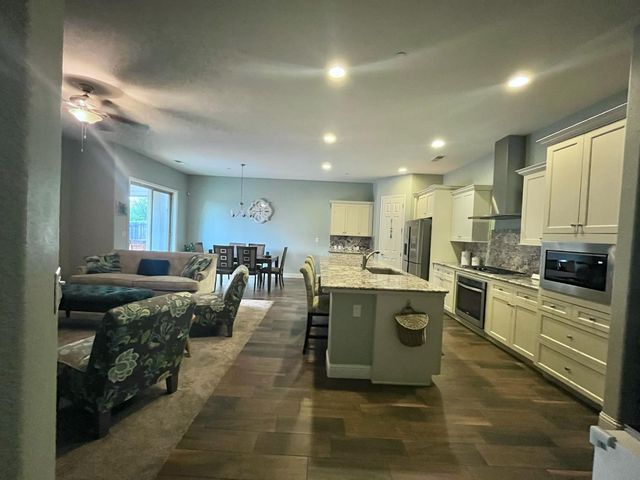 2434 S Claremont Avenue, Fresno, CA 93727