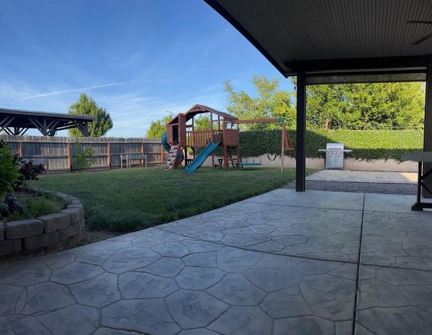 2434 S Claremont Avenue, Fresno, CA 93727
