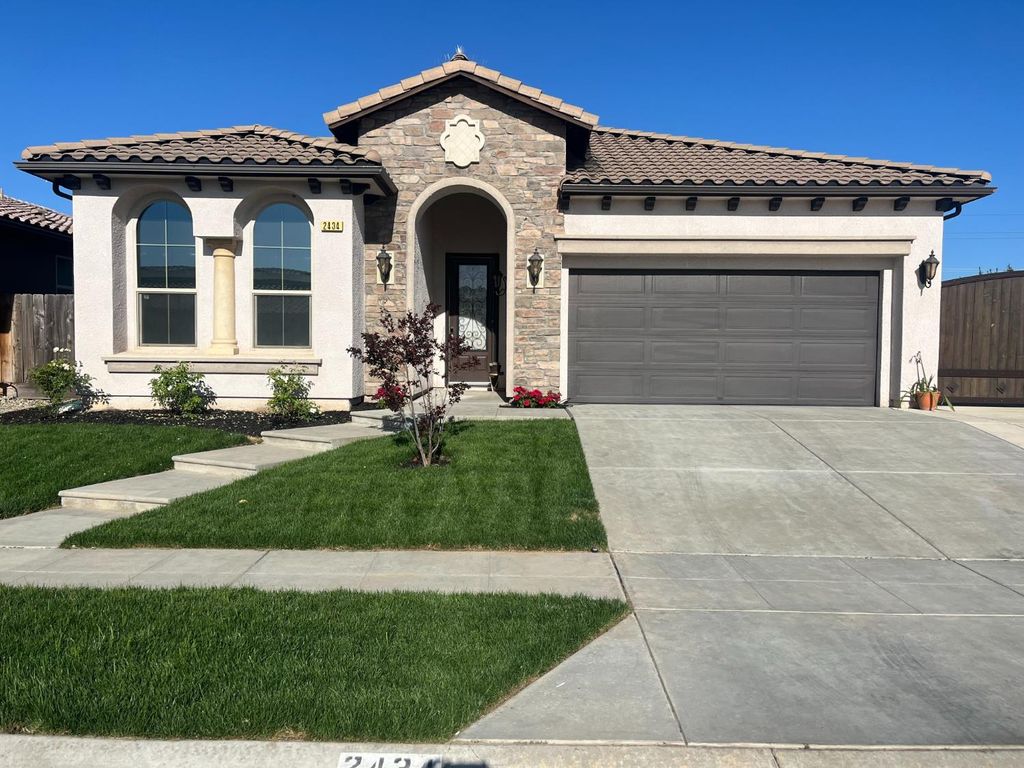 2434 S Claremont Avenue, Fresno, CA 93727