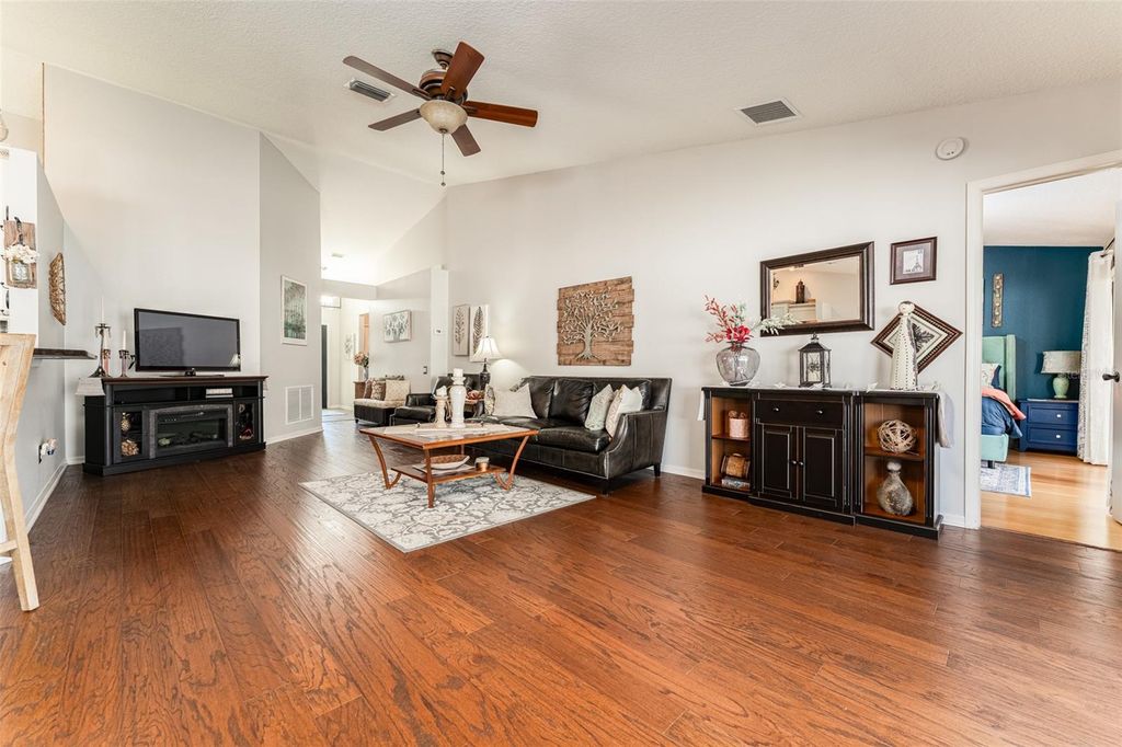 Image 13 of property listing at 4511 GULFWINDS DRIVE, Lutz, FL 33558