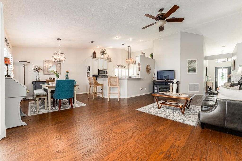 Image 7 of property listing at 4511 GULFWINDS DRIVE, Lutz, FL 33558