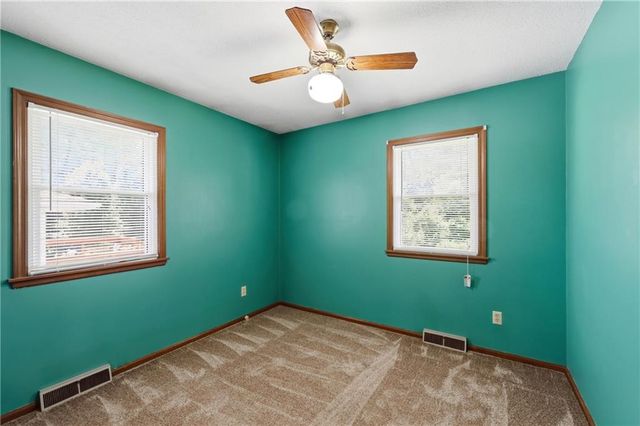 1922 S Leslie Drive, Independence, MO 64055