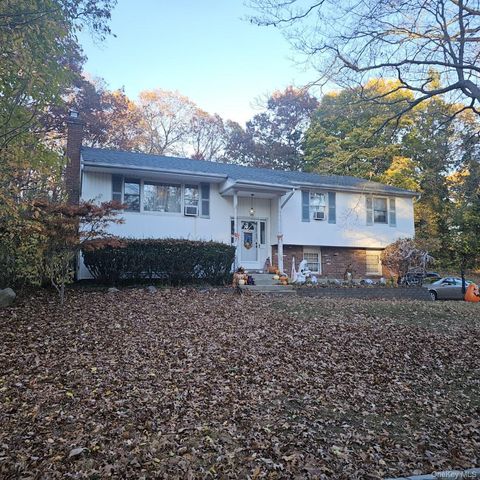 42 Noahs Path, Rocky Point, NY 11778