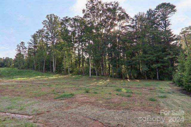 20 Maple Knoll Drive, Hendersonville, NC 28792