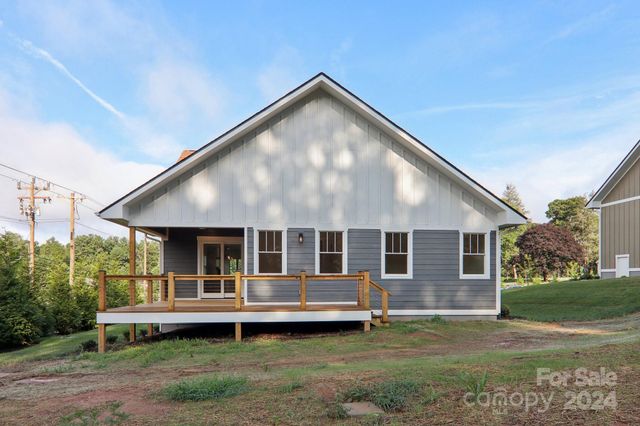 20 Maple Knoll Drive, Hendersonville, NC 28792