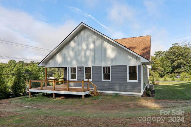 20 Maple Knoll Drive, Hendersonville, NC 28792