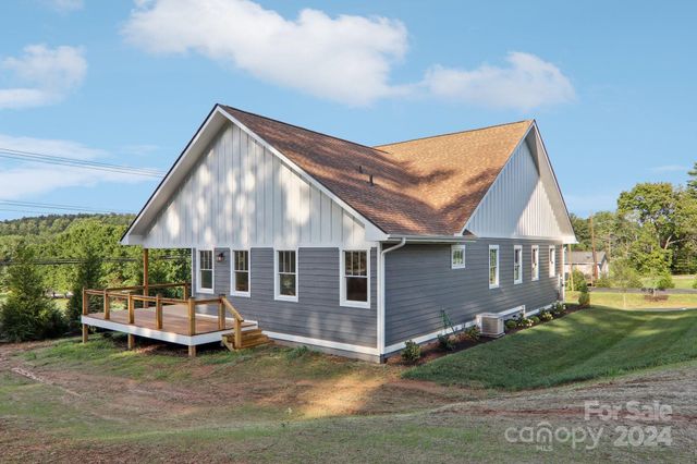 20 Maple Knoll Drive, Hendersonville, NC 28792