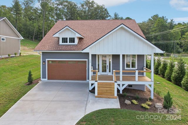 20 Maple Knoll Drive, Hendersonville, NC 28792