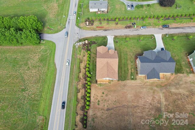 20 Maple Knoll Drive, Hendersonville, NC 28792