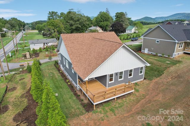 20 Maple Knoll Drive, Hendersonville, NC 28792