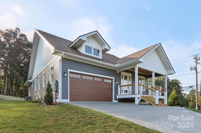 20 Maple Knoll Drive, Hendersonville, NC 28792