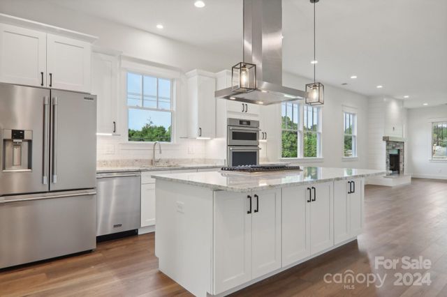 20 Maple Knoll Drive, Hendersonville, NC 28792