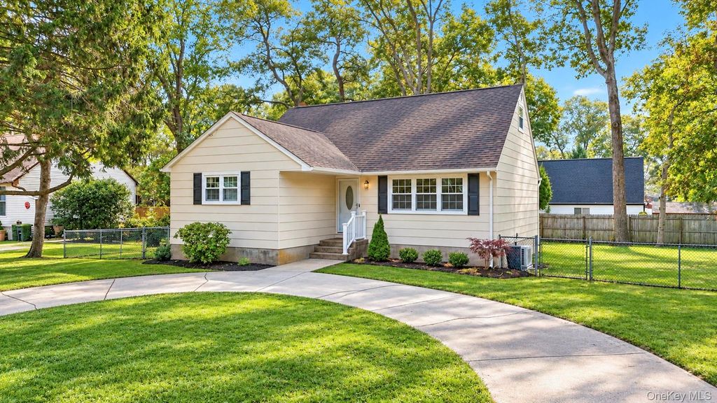 124 Officials Avenue, Holbrook, NY 11741 — exterior