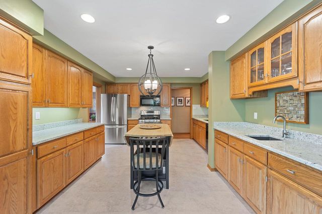 1060 Hawthorne LANE, Brookfield, WI 53005
