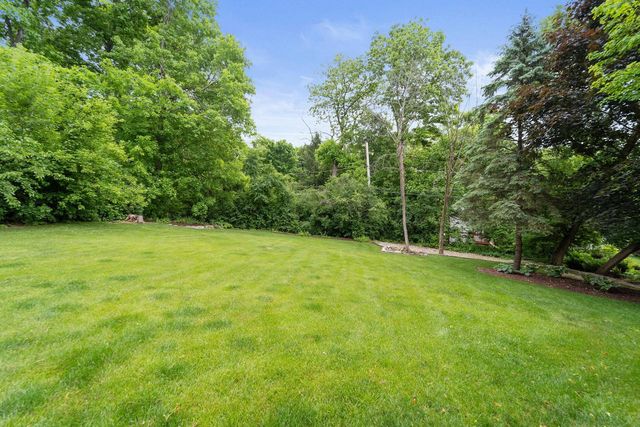 1060 Hawthorne LANE, Brookfield, WI 53005