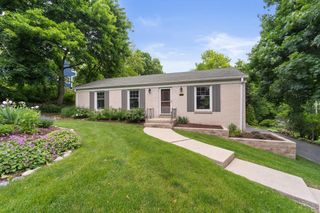 1060 Hawthorne LANE, Brookfield, WI 53005