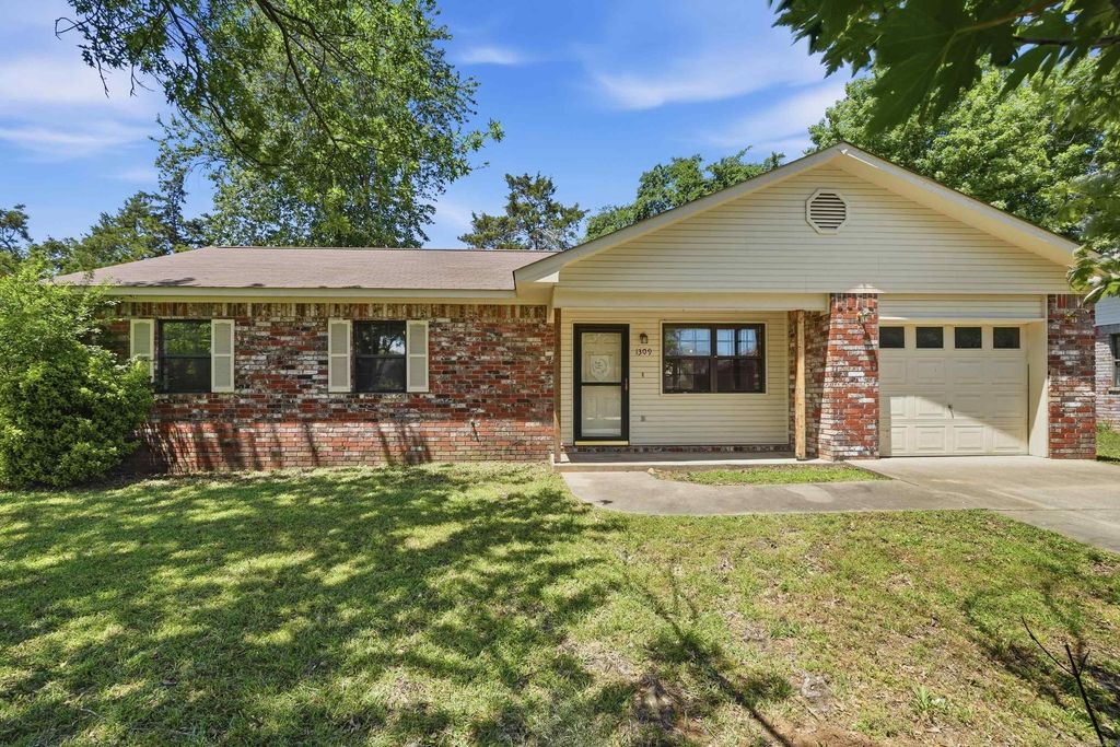 1309 N Oswego Avenue, Russellville, AR 72801
