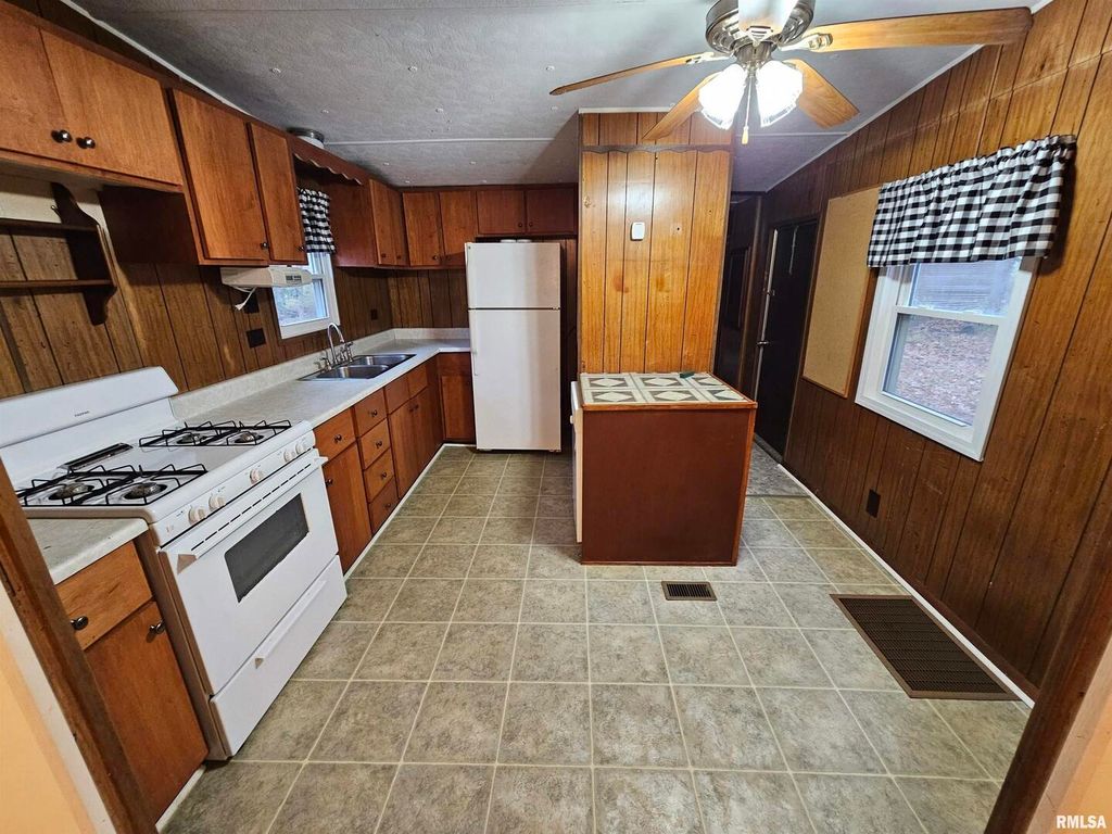 Image 11 of property listing at 4248 CHURCH Road, Salem, IL 62881