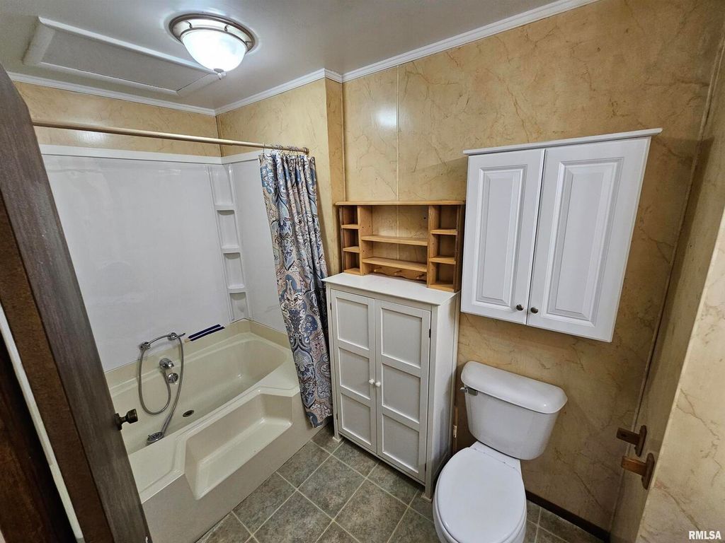 Image 17 of property listing at 4248 CHURCH Road, Salem, IL 62881