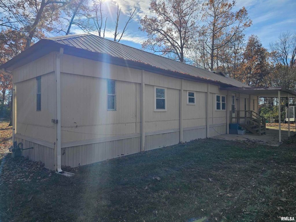 Image 6 of property listing at 4248 CHURCH Road, Salem, IL 62881