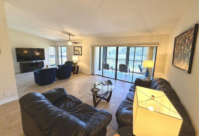 5055 Oakhill Lane 221, Delray Beach, FL 33484