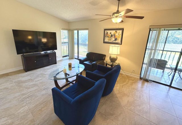 5055 Oakhill Lane 221, Delray Beach, FL 33484