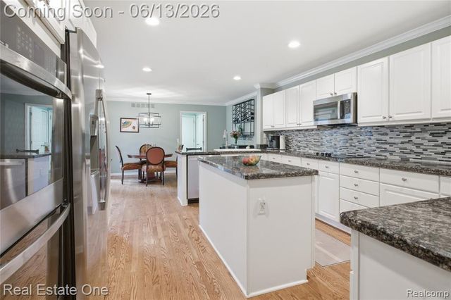 6011 Simsbury Court 12, West Bloomfield, MI 48322