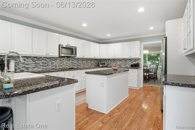 6011 Simsbury Court 12, West Bloomfield, MI 48322
