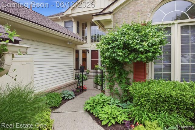 6011 Simsbury Court 12, West Bloomfield, MI 48322