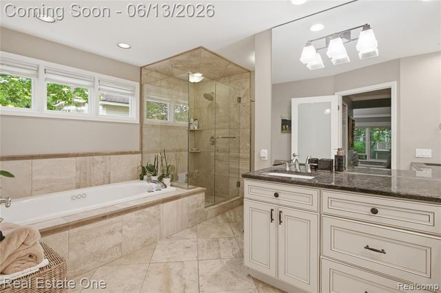 6011 Simsbury Court 12, West Bloomfield, MI 48322
