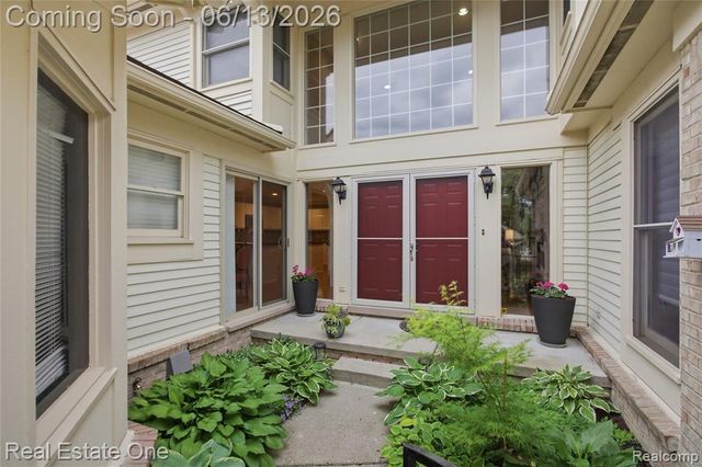 6011 Simsbury Court 12, West Bloomfield, MI 48322