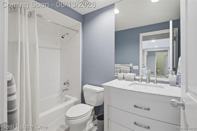 6011 Simsbury Court 12, West Bloomfield, MI 48322