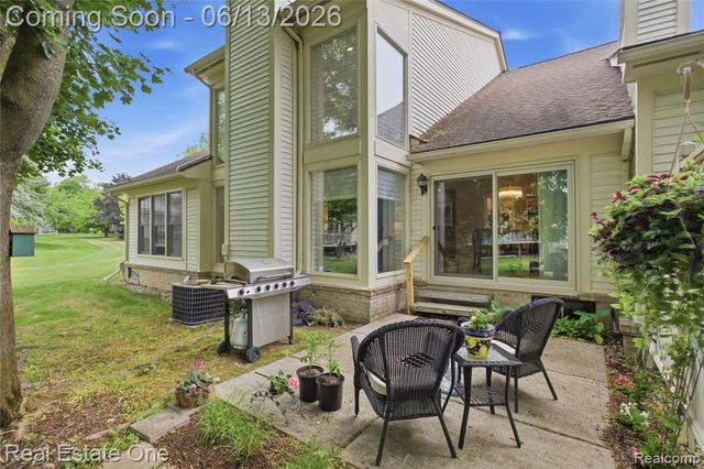 6011 Simsbury Court 12, West Bloomfield, MI 48322