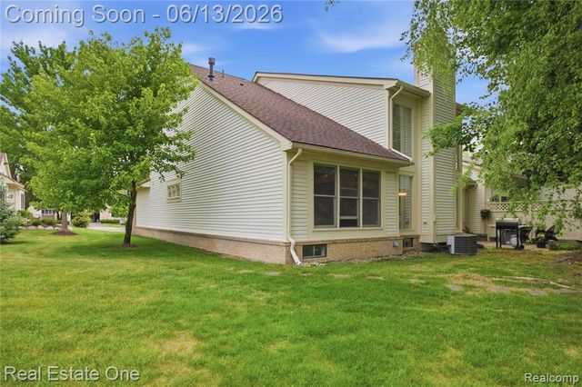 6011 Simsbury Court 12, West Bloomfield, MI 48322