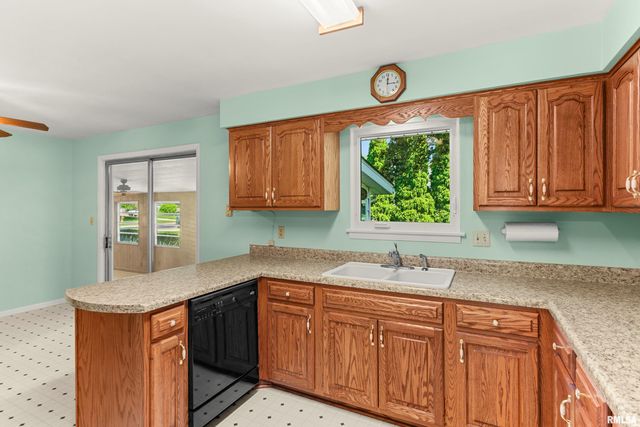 1312 W TREELINE Court, Dunlap, IL 61525