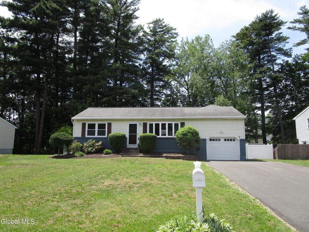 29 Garling Drive, Colonie, NY 12205