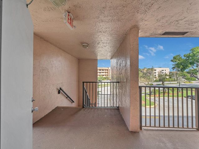 10466 Sunrise Lakes Boulevard 312, Sunrise, FL 33322