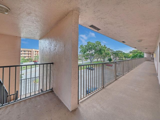 10466 Sunrise Lakes Boulevard 312, Sunrise, FL 33322
