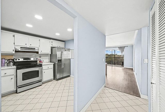 10466 Sunrise Lakes Boulevard 312, Sunrise, FL 33322