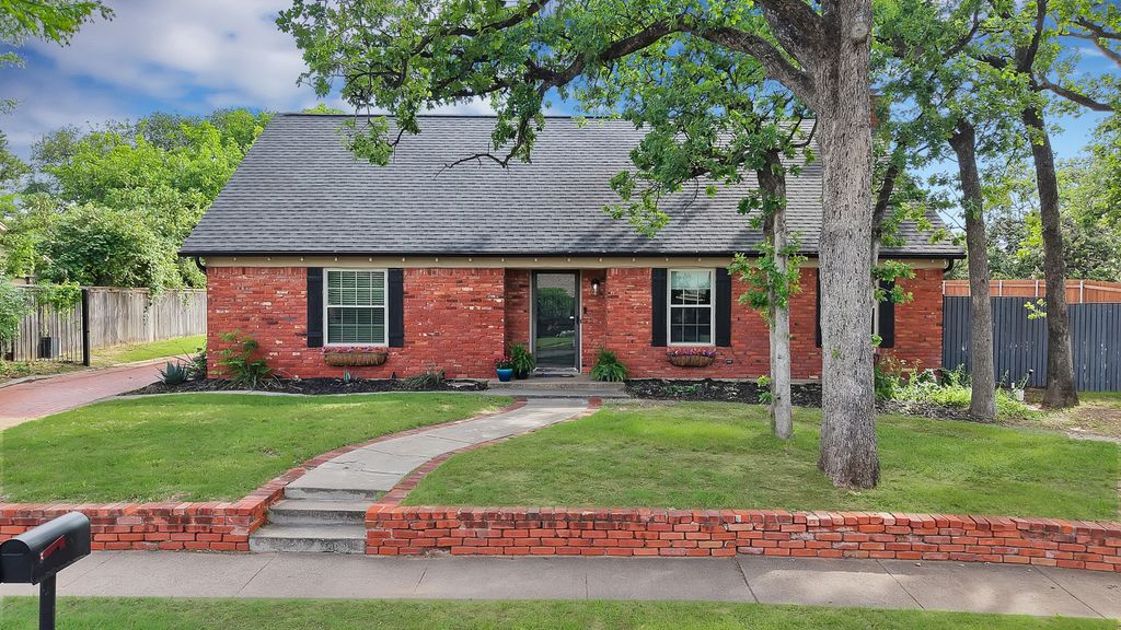 1710 Hilltop Lane, Pantego, TX 76013