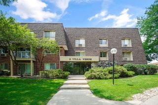 2 VILLA VERDE Drive 208, Buffalo Grove, IL 60089